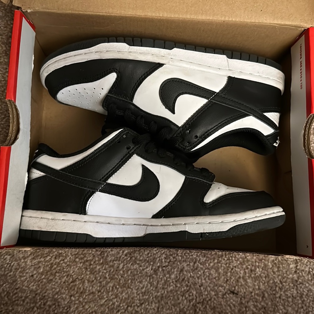 Used Nike dunk, low grade school 4 1/2 great condition